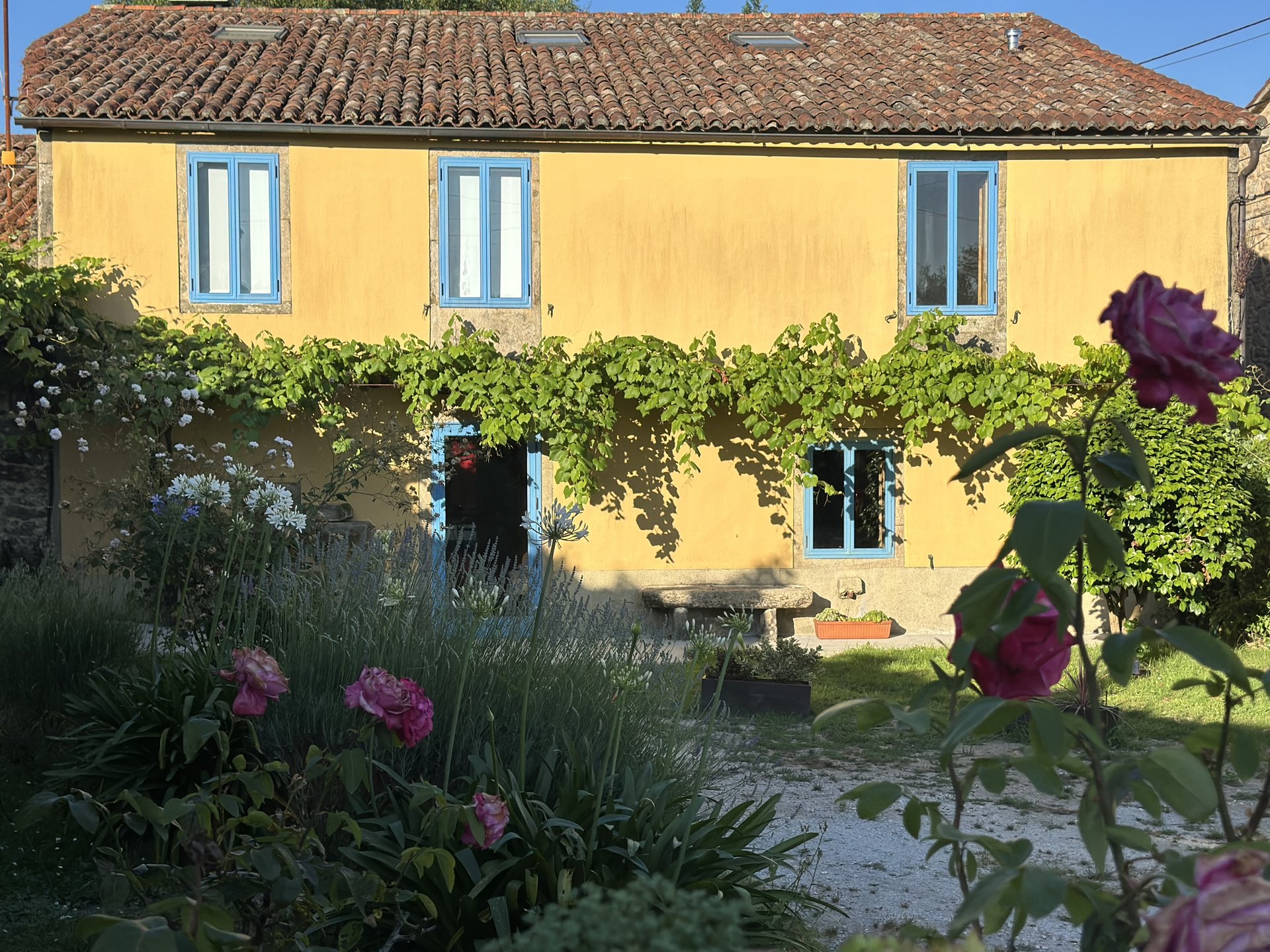 Fachada trasera de piedra de granito de Casa do Bidueiro, casa rural en Galicia cerca de Santiago de Compostela