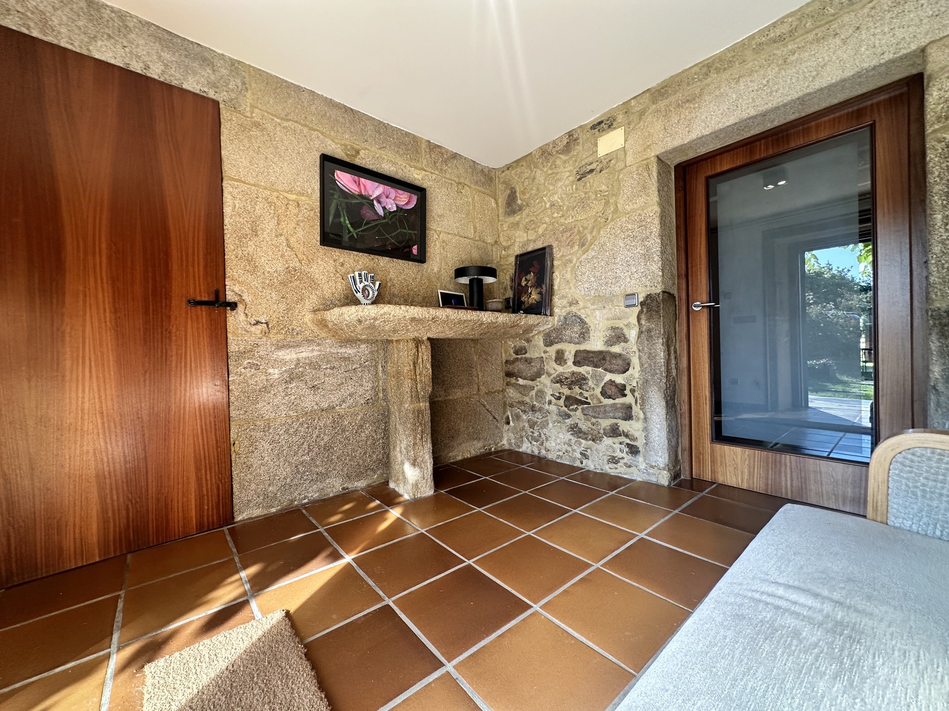 Hall de entrada con suelo de granito — casa rural de piedra en Galicia