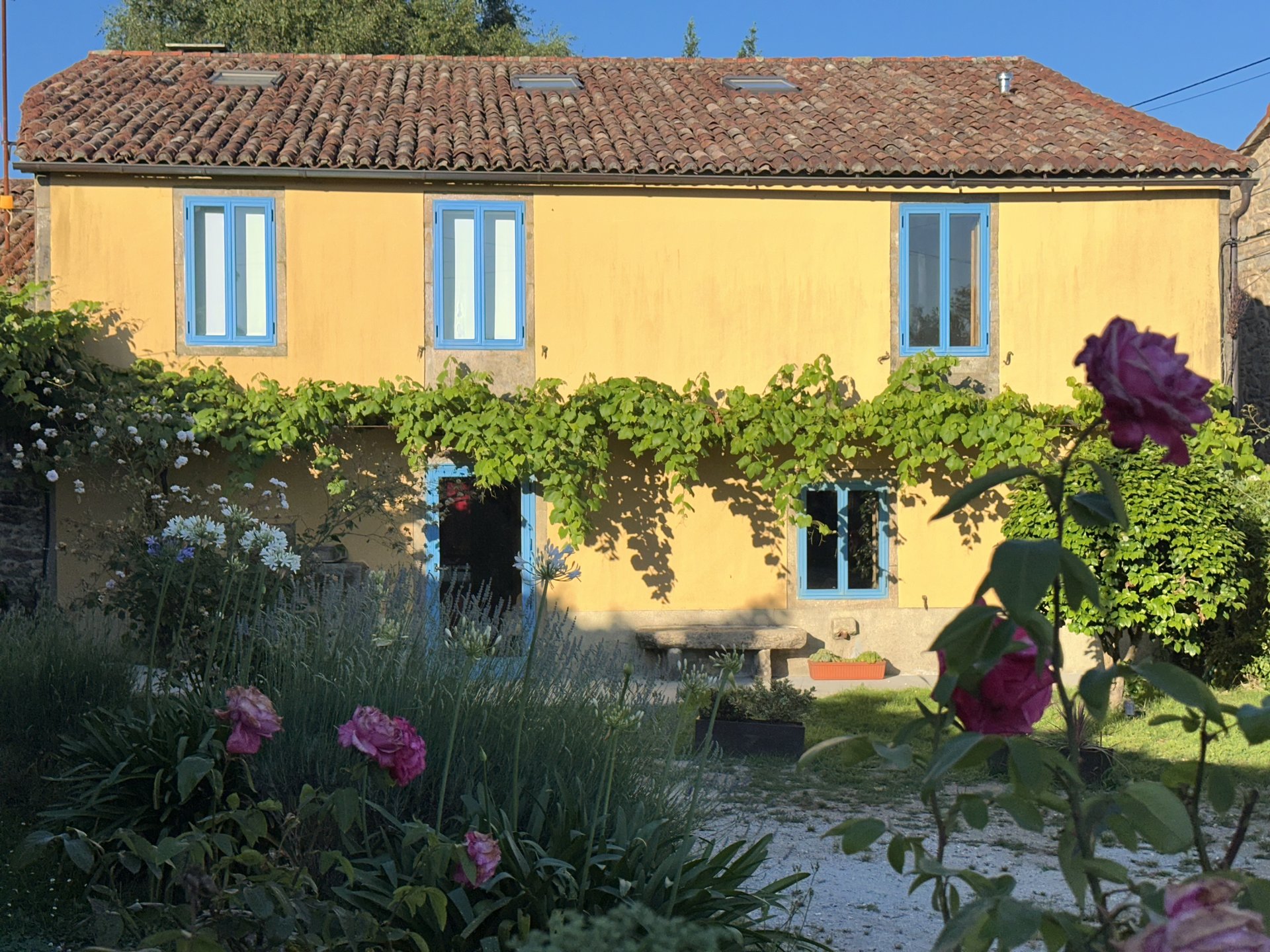 Jardín frontal de casa rural gallega — alojamiento rural cerca de Santiago de Compostela