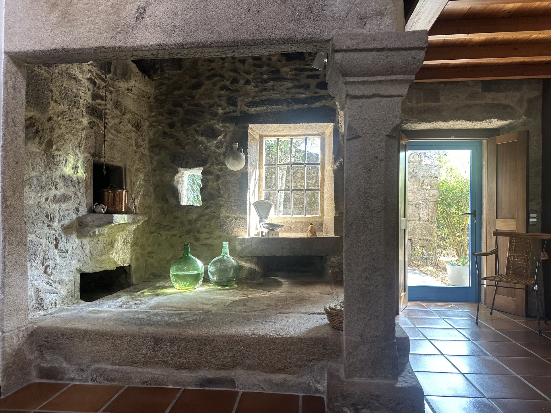 Lareira tradicional gallega de piedra en Casa do Bidueiro