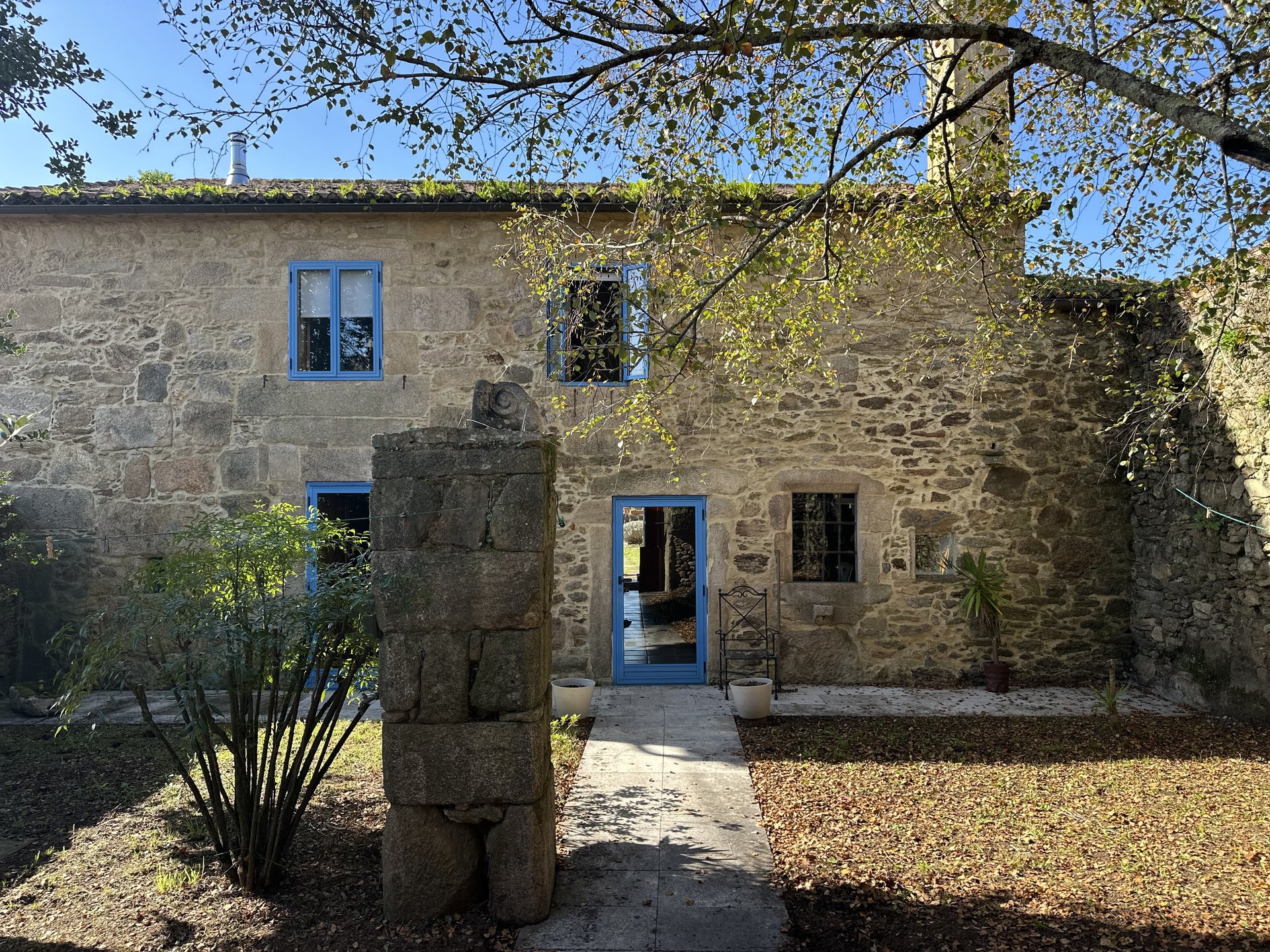 Patio trasero con jardín — casa rural con exteriores en Galicia