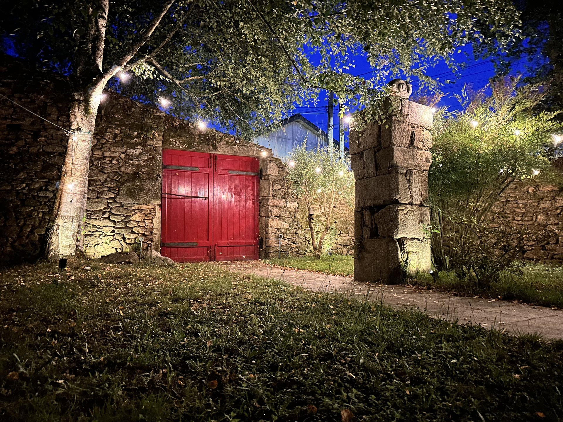 Patio trasero de casa rural gallega con barbacoa — alojamiento rural Galicia