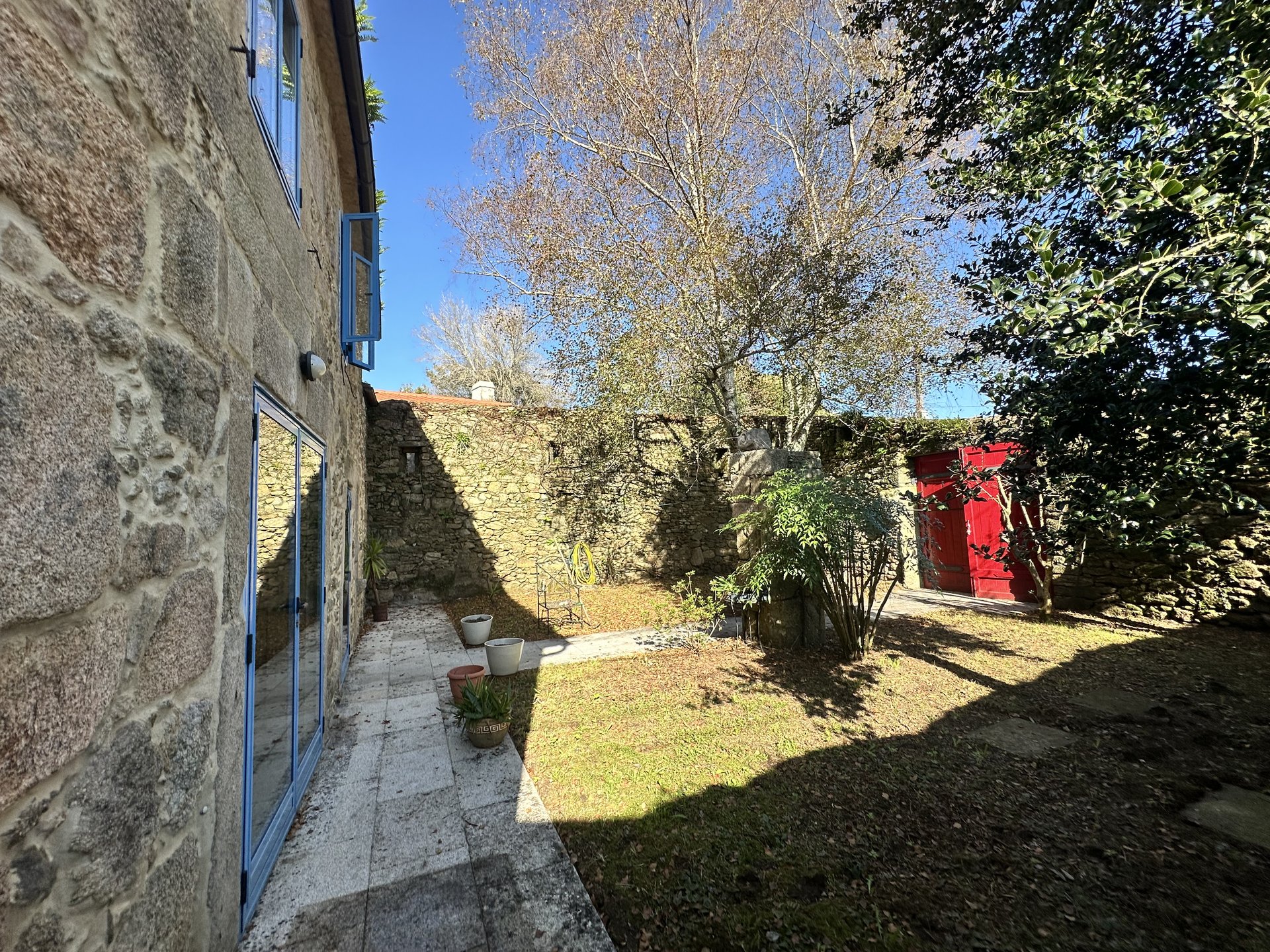 Fachada trasera de piedra de granito — Casa do Bidueiro, casa rural centenaria Galicia