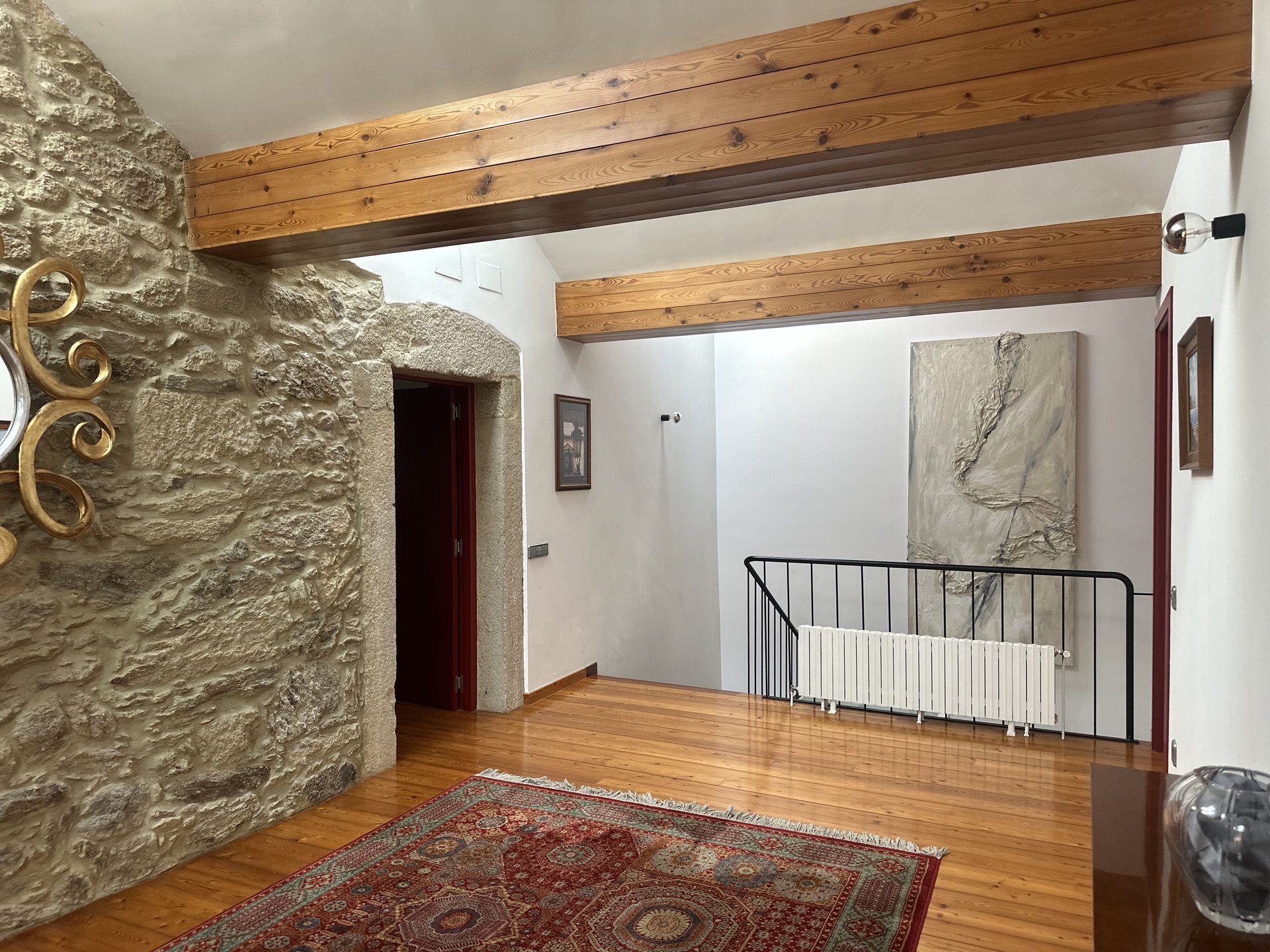 Salón primera planta con muro de piedra — turismo rural Santiago de Compostela