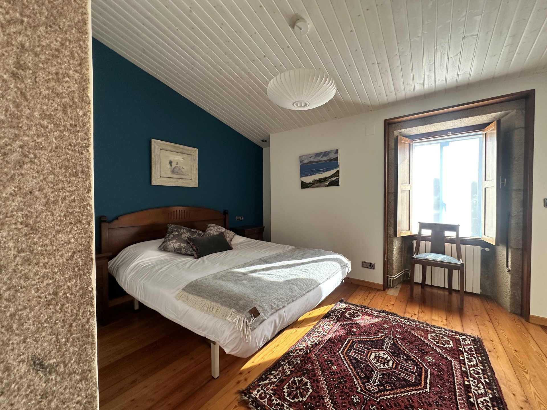 Suite Bidueiro — suite principal con baño privado en casa rural cerca de Santiago de Compostela